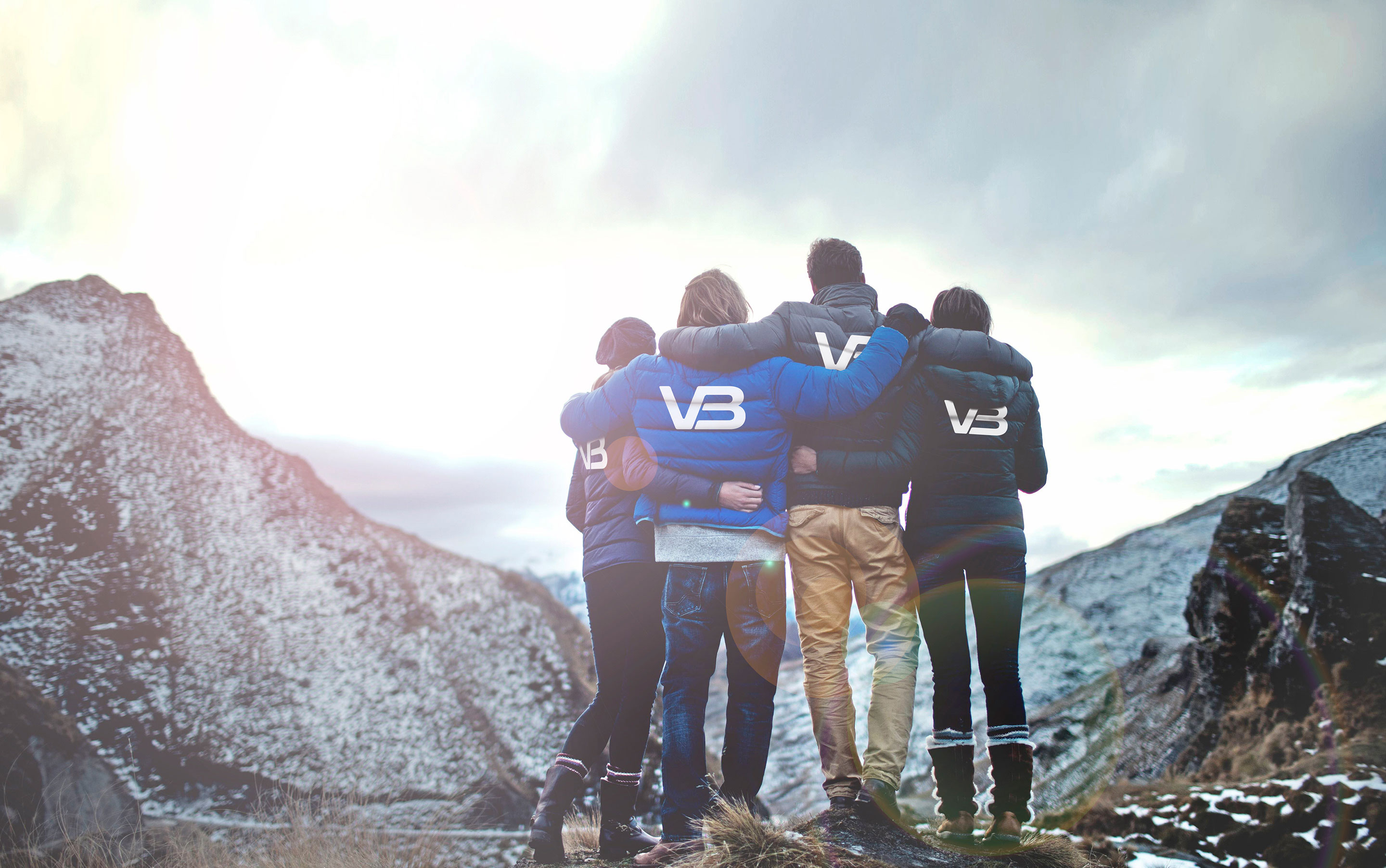 Fire medarbeidere fra Rørlegger Sunde ser utover et fjellområde.